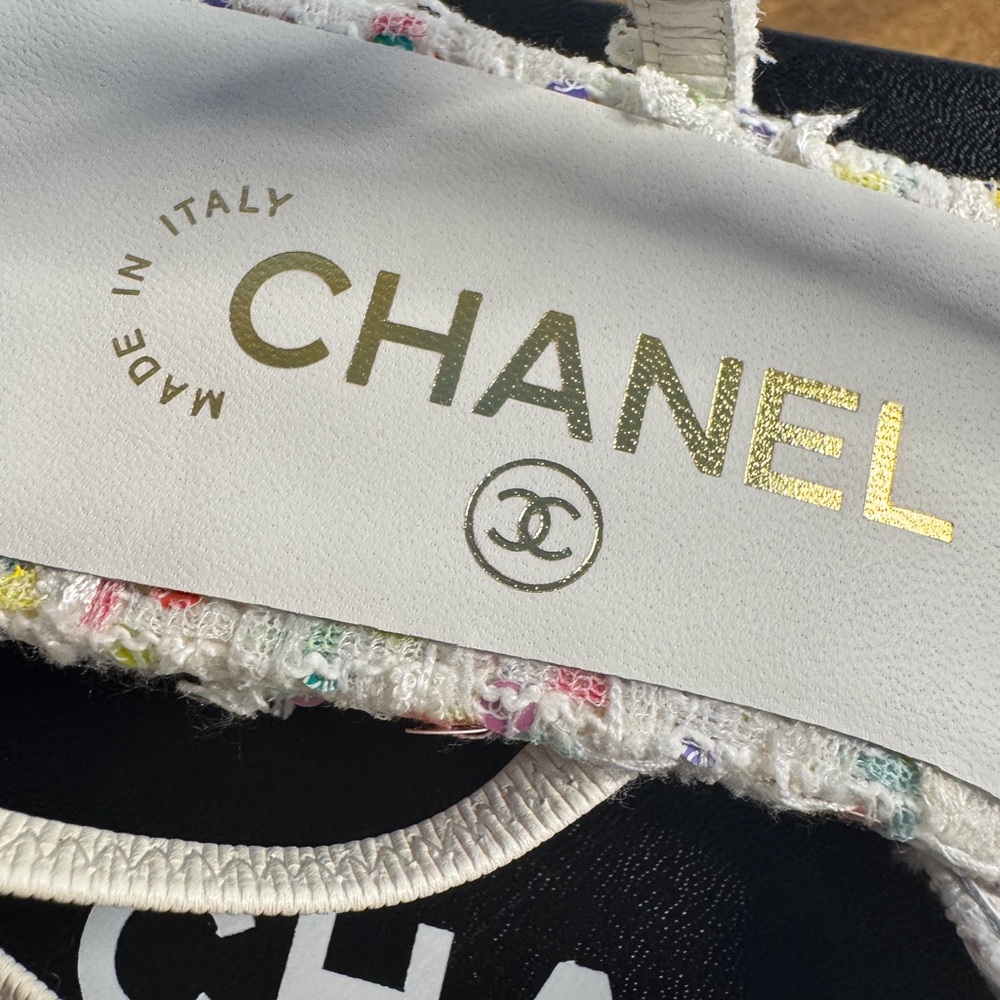 CHANEL Black Flats with Elegant Design - Picture 12 of 12